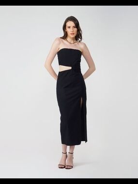 Zara Elegant Strapless Black Midi Dress with Side Cutout